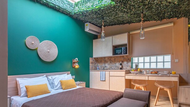 A modern hotel room with a bed, a small kitchenette, and a breakfast bar. - Cool Style Private Apartments (Dafni-Ymittos)
