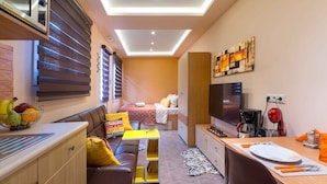 A compact living space with a kitchenette, a dining area, and a bed. - Cool Style Private Apartments (Dafni-Ymittos)