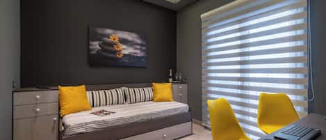 Apartment | Blackout drapes, iron/ironing board, free WiFi