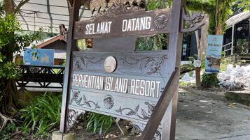 Schild des Perhentian Island Resort, mit der Aufschrift 'Selamat Datang' zur Begrüßung der Besucher.