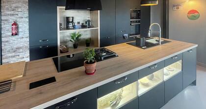 The spacious Siec loft 10 minutes' walk from the beaches of Trélévern.