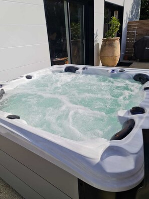 Bain à remous extérieur