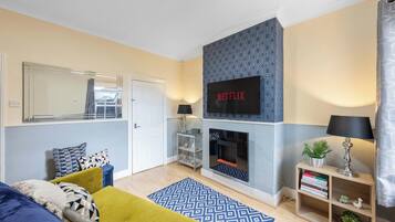 Smart-TV, Kamin, Bücher