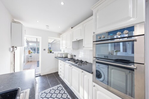 Family & Contractor Friendly • 2-Bed House w/ Garden Near Ebbsfleet. & Bluewater