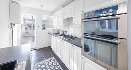 Family & Contractor Friendly • 2-Bed House w/ Garden Near Ebbsfleet. & Bluewater