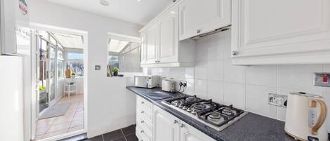 Køleskab, mikrobølgeovn, ovn, kogeplade