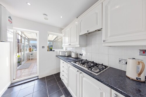 Family & Contractor Friendly • 2-Bed House w/ Garden Near Ebbsfleet. & Bluewater