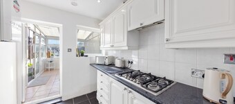 Family & Contractor Friendly • 2-Bed House w/ Garden Near Ebbsfleet. & Bluewater
