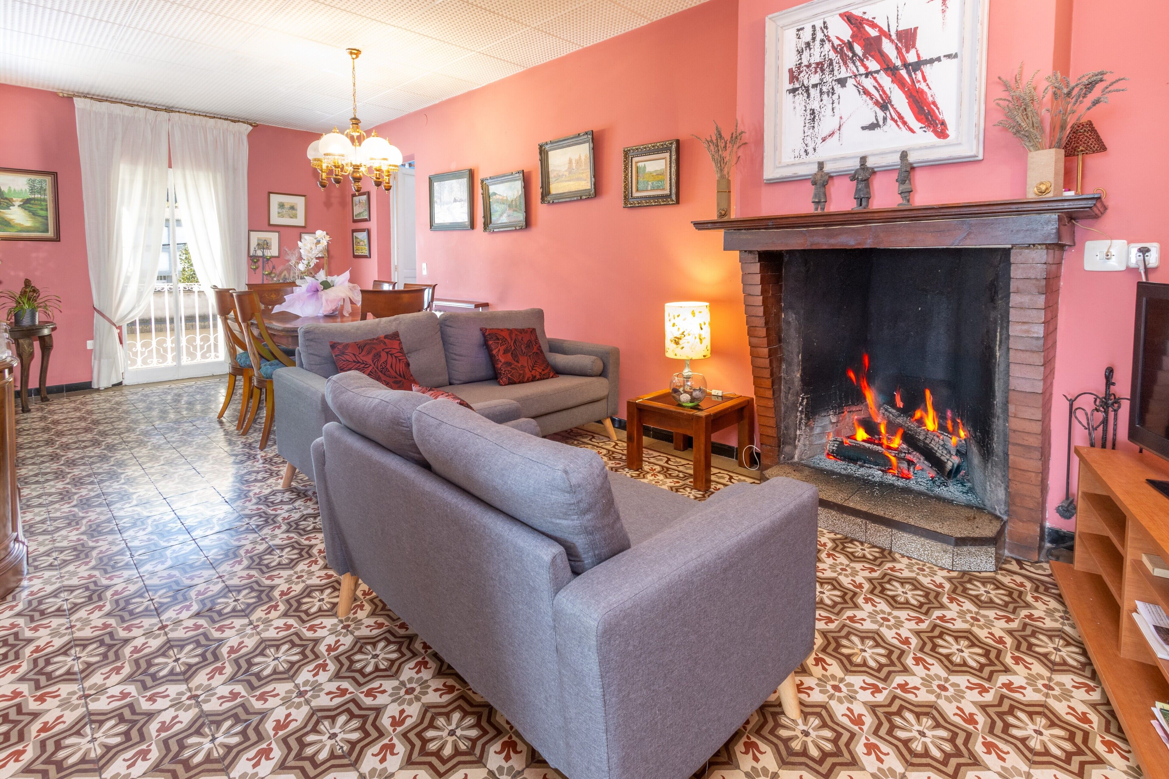 TV, fireplace