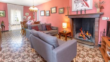 TV, fireplace