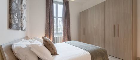 Leilighet, 3 soverom, balkong | Individuelt innredet og strykejern/-brett