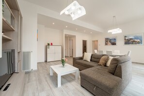 Apartment, 3 Schlafzimmer, Balkon | Wohnbereich