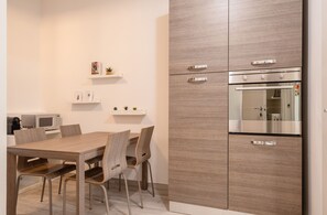 Appartement, 3 chambres, balcon | Cuisine privée | Réfrigérateur, four à micro-ondes, un four, surface de cuisson
