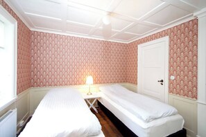 5 habitaciones, tabla de planchar con plancha, wifi y ropa de cama 