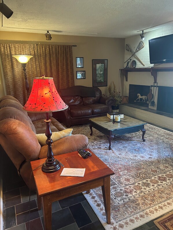 TV - Spacious Two Bedroom House with Golf Course Views (Dillsburg)