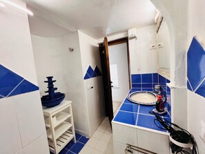 Habitación, vista al mar | Baño | Bidet