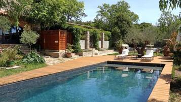 Kolam renang outdoor musiman