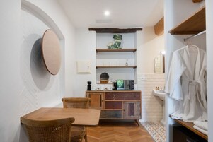 Habitación Deluxe, patio, vistas al jardín | Sistema de insonorización y wifi gratis