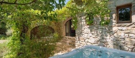 Bain à remous extérieur