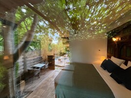 Habitación Deluxe, patio, vistas al jardín | Sistema de insonorización y wifi gratis
