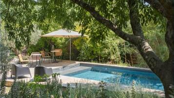 Een seizoensgebonden buitenzwembad