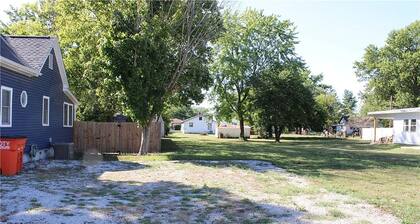 Cozy Refurbished Cottage Near Lake Shelbyville - Pet & Boat Friendly