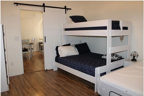 Cozy Refurbished Cottage Near Lake Shelbyville - Pet & Boat Friendly