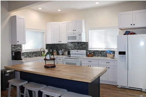 Cozy Refurbished Cottage Near Lake Shelbyville - Pet & Boat Friendly