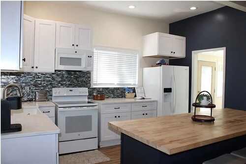 Cozy Refurbished Cottage Near Lake Shelbyville - Pet & Boat Friendly