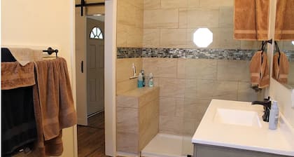 Cozy Refurbished Cottage Near Lake Shelbyville - Pet & Boat Friendly