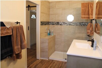 Cozy Refurbished Cottage Near Lake Shelbyville - Pet & Boat Friendly
