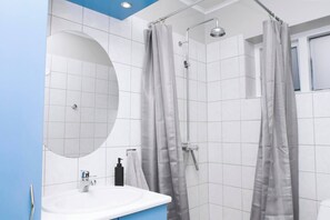 Een douche, een haardroger, handdoeken, zeep