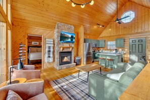 TV, fireplace, video games - Pitch Perfect: View, Hot Tub, Games, Pool & MORE (Sevierville)