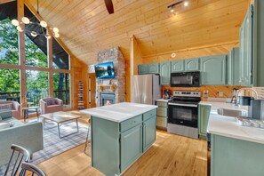 Fridge, microwave, oven, stovetop - Pitch Perfect: View, Hot Tub, Games, Pool & MORE (Sevierville)