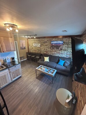 Living area - The Love Shack on the River (Bullhead City)