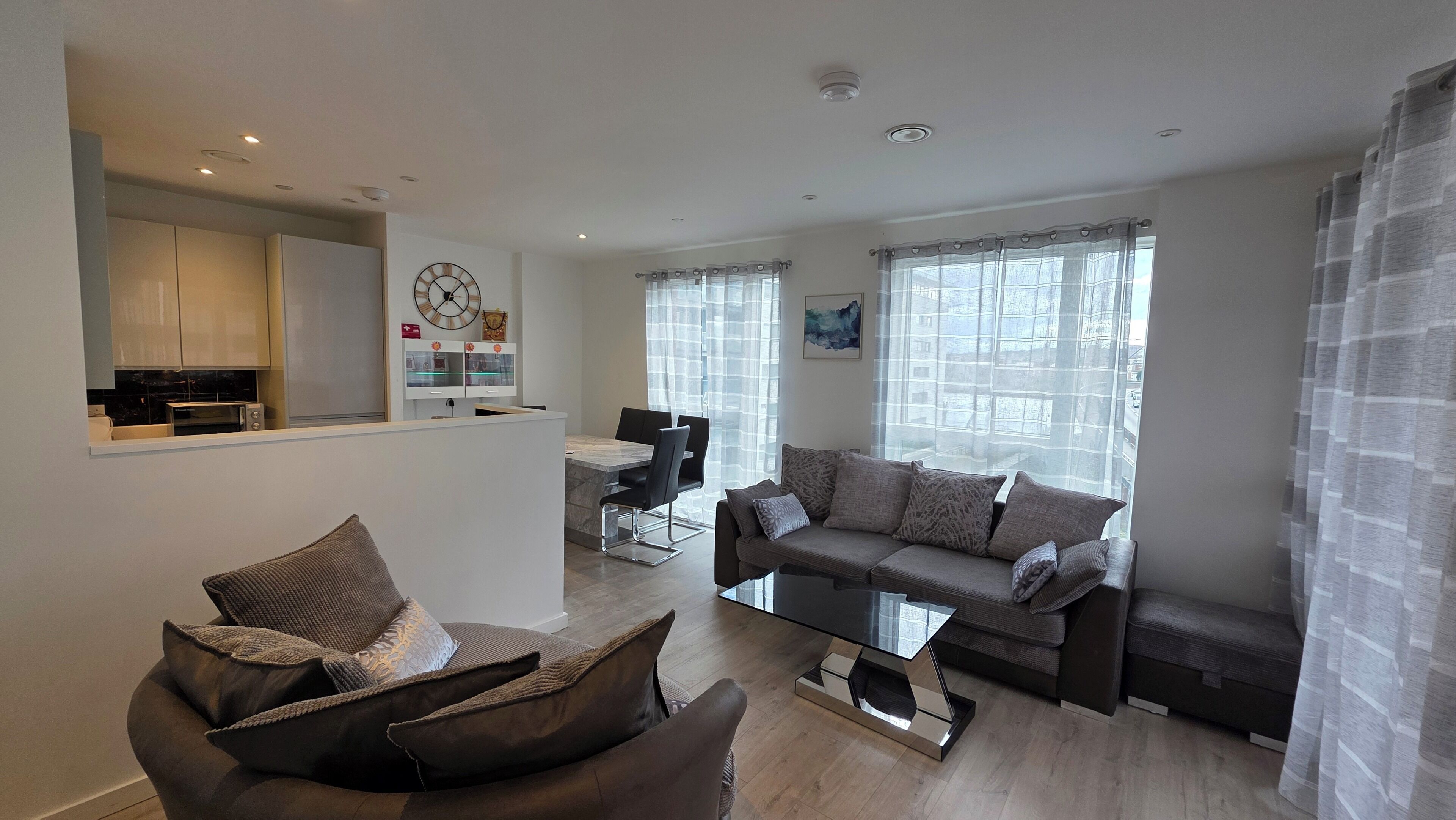 Smart TV 40-inci dengan saluran TV digital dan lantai berpemanas