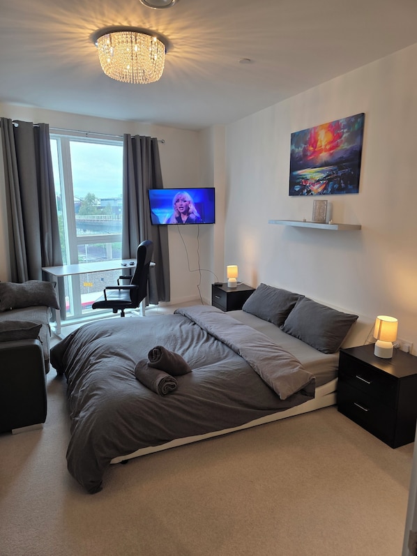 Deluxe appartement, 3 slaapkamers, uitzicht op stad | Een bureau, een laptopwerkplek, gratis wifi