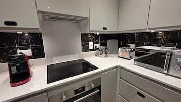 Departamento Deluxe, 3 habitaciones, vista a la ciudad | Cocina privada | Comedor