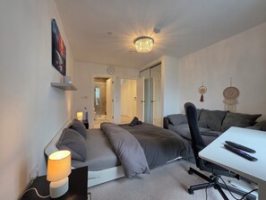 Departamento Deluxe, 3 habitaciones, vista a la ciudad | Escritorio, espacio para trabajar con laptop y wifi gratis 