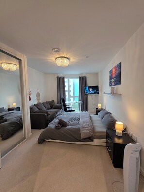 Deluxe Apartment, 3 Bedrooms, City View | Desk, laptop workspace, free WiFi - 3 bedroom apartment from F&A properties (London)