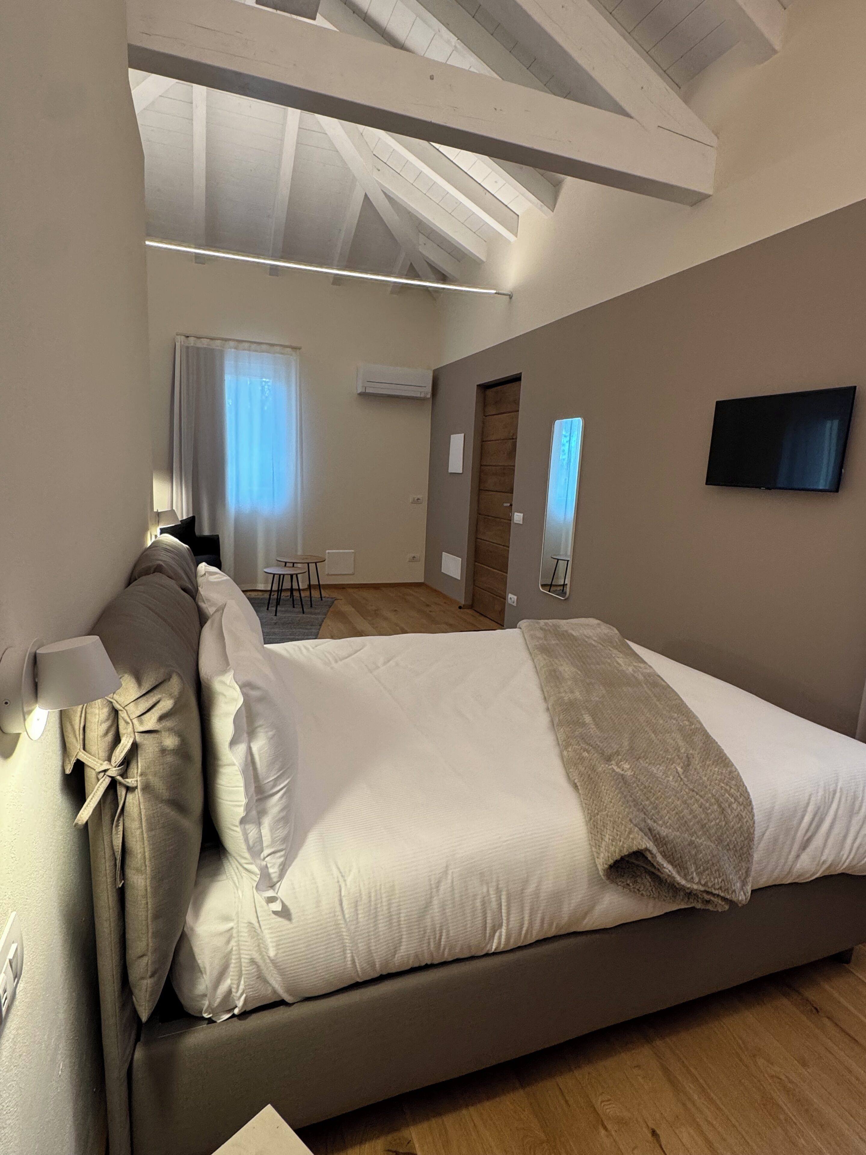   ห้องดีลักซ์, ปลอดบุหรี่, ห้องน้ำส่วนตัว | ตู้นิรภัยในห้องพัก, โต๊ะทำงาน, ผ้าม่านกันแสง, Wi-Fi ฟรี