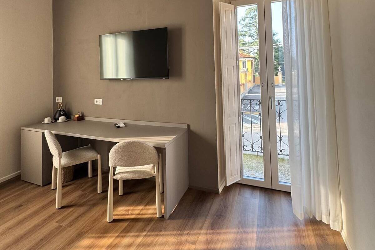 Quarto, 1 cama Queen, para não fumantes, sacada | Cofres nos quartos, escrivaninha, cortinas blackout, Wi-Fi de cortesia