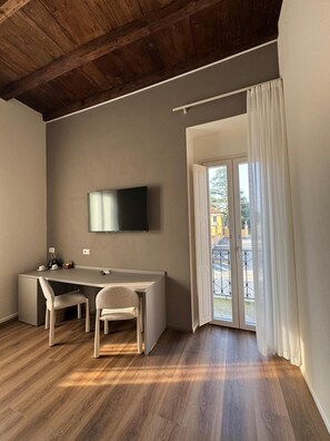 Quarto, 1 cama Queen, para não fumantes, sacada | Cofres nos quartos, escrivaninha, cortinas blackout, Wi-Fi de cortesia