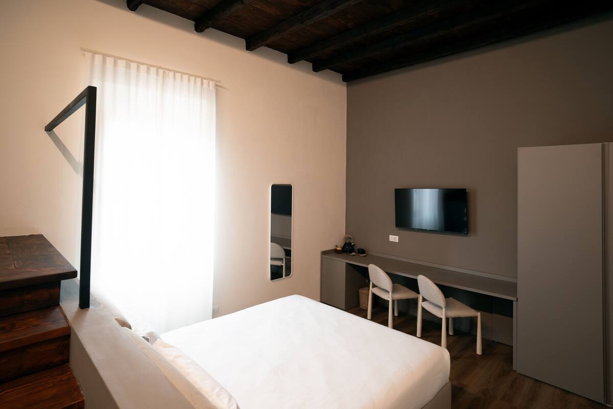 Quarto, 1 cama Queen, para não fumantes | Cofres nos quartos, escrivaninha, cortinas blackout, Wi-Fi de cortesia