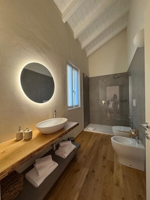 Deluxe Room, Non Smoking, Private Bathroom | Bathroom