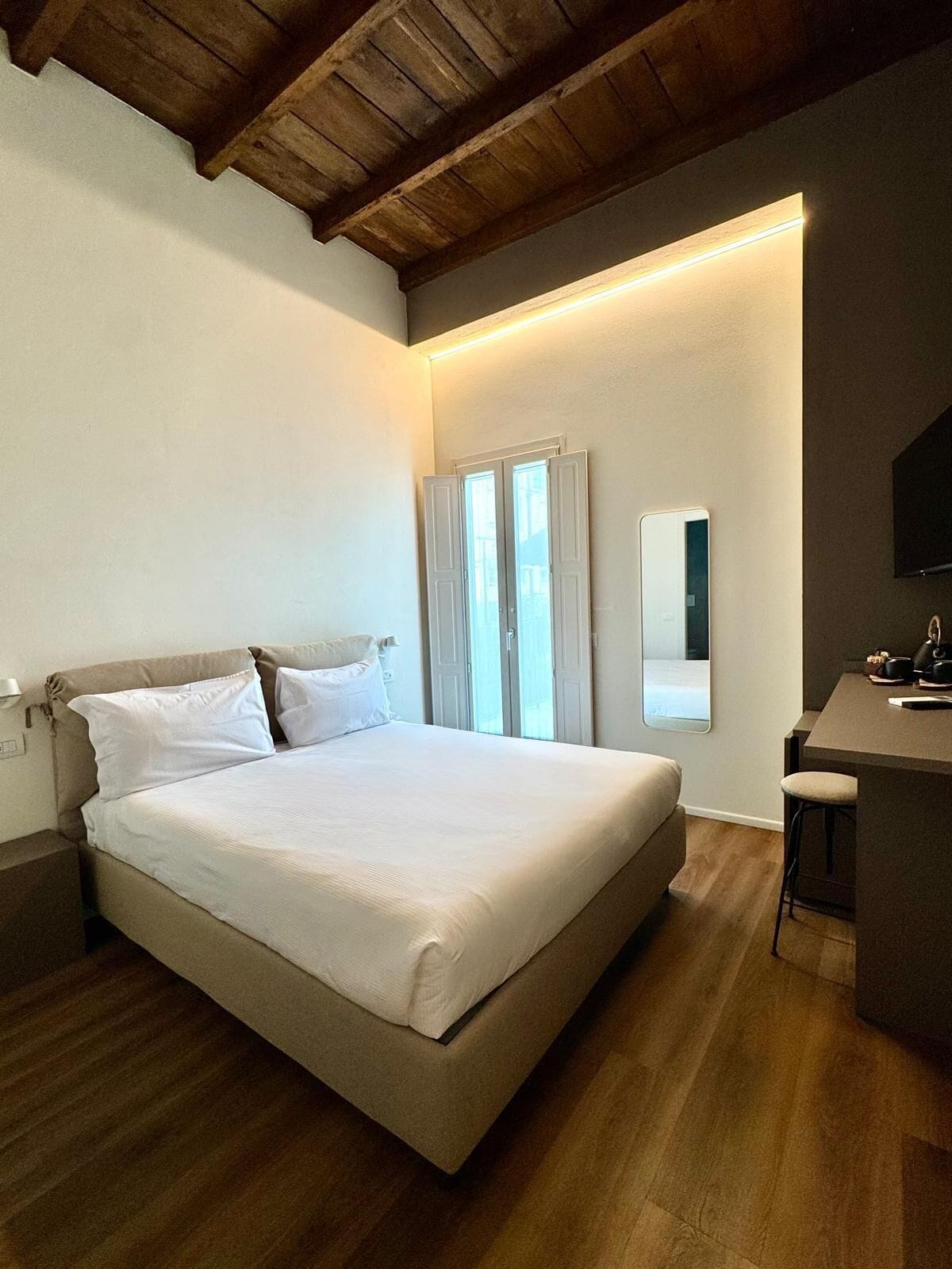 Rom, 1 queensize-seng, ikke-røyk, privat bad | Safe på rommet, skrivebord, blendingsgardiner og wi-fi (inkludert)