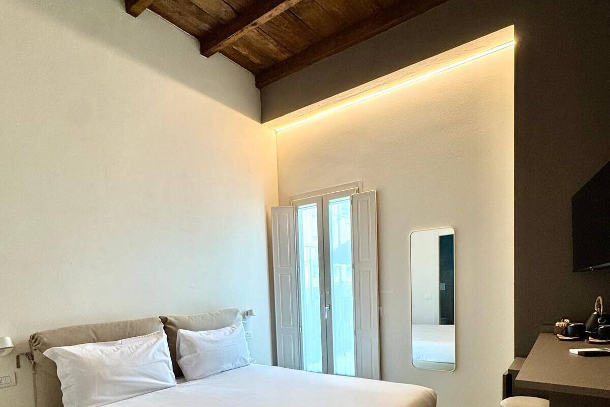 Quarto, 1 cama Queen, para não fumantes, banheiro privativo | Cofres nos quartos, escrivaninha, cortinas blackout, Wi-Fi de cortesia