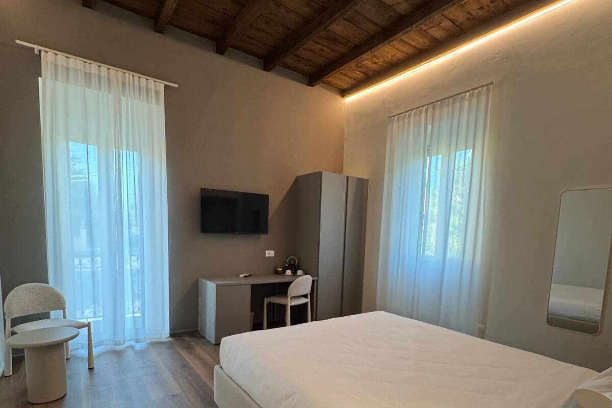 Quarto, 1 cama Queen, para não fumantes, sacada | Cofres nos quartos, escrivaninha, cortinas blackout, Wi-Fi de cortesia