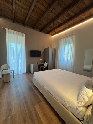 Room, 1 Queen Bed, Non Smoking, Balcony | In-room safe, desk, blackout drapes, free WiFi - Cà del Borgo (Vizzola Ticino)