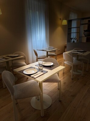 Café da manhã com buffet grátis todos os dias